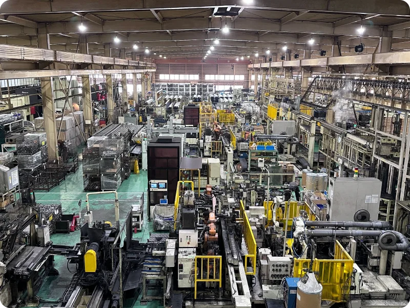 加工機械が並ぶ自社工場の生産ライン
